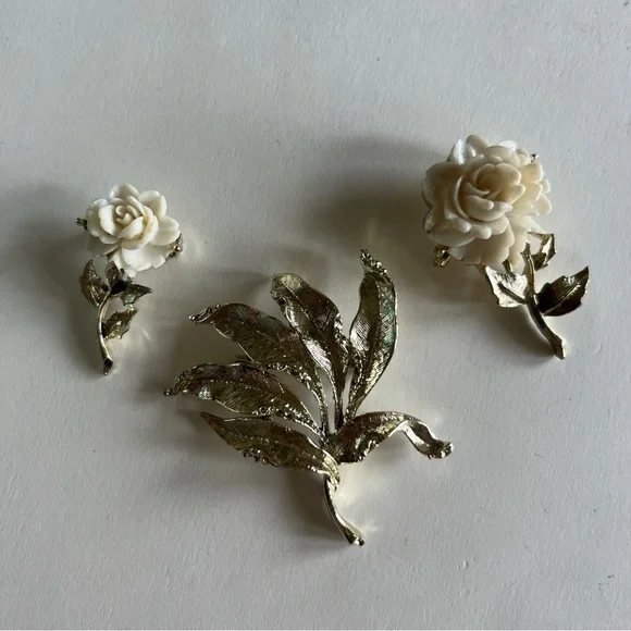 Vintage Carved White Roses And Leaves Brooch Set of 3 ~Gold Tone Metal - Picture 7 of 10